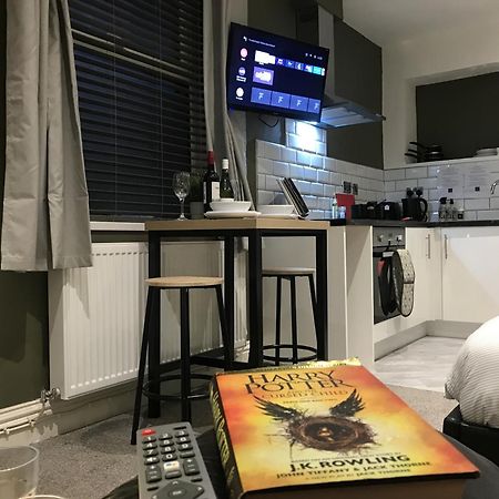 Contemporary 1 Bed Studio For Comfy Stay In Уигън Екстериор снимка